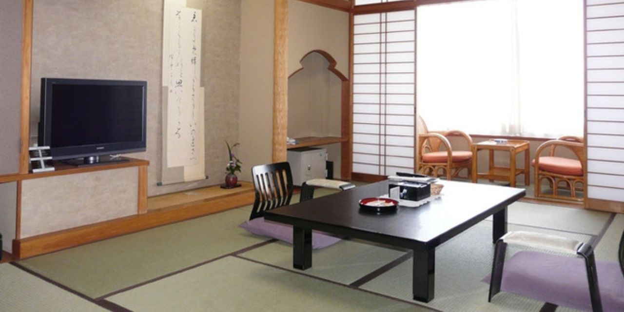 部屋のテレビで相撲観戦