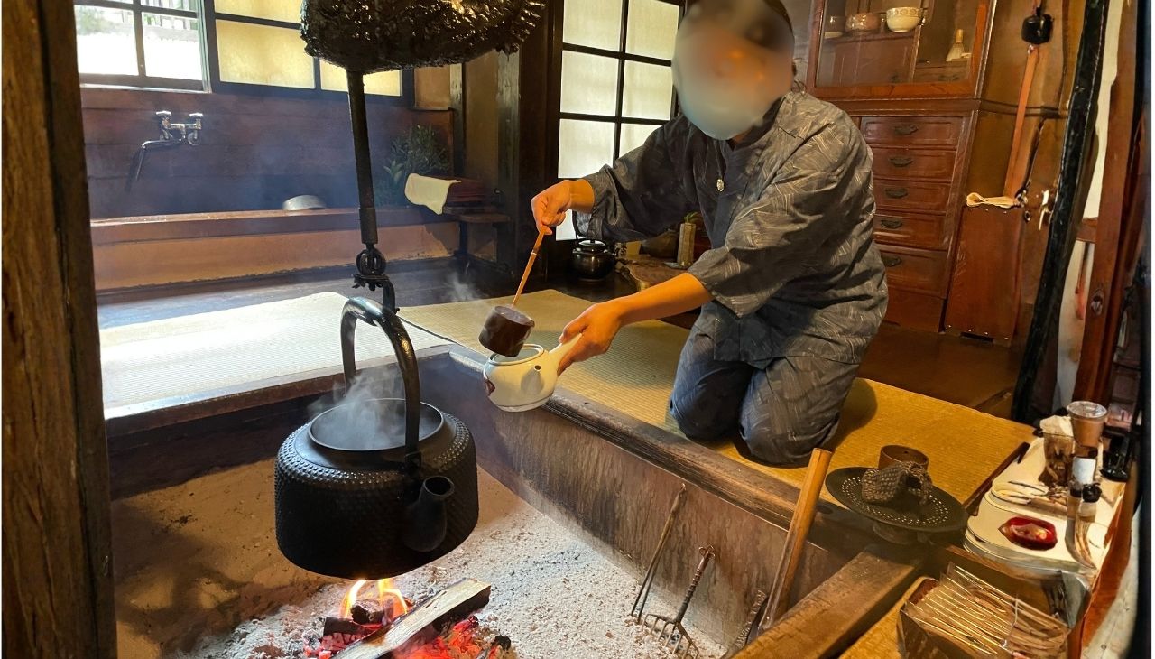 囲炉裏：鉄瓶で沸かしたお茶をいただきました