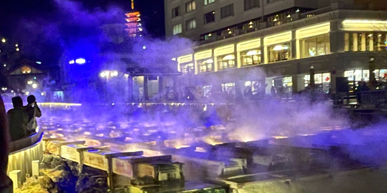 幻想的な夜の「湯畑」
