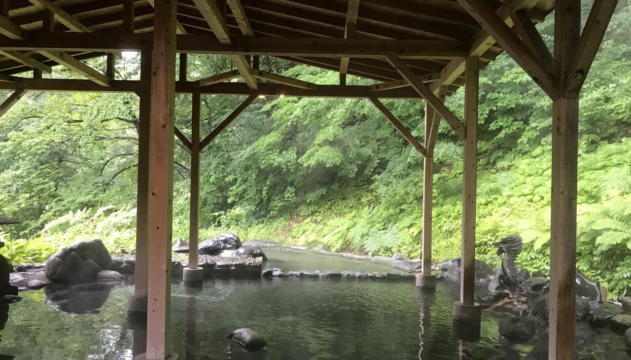 川のせせらぎが聞こえる露天風呂