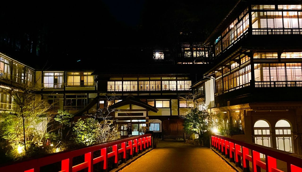 夜の慶雲橋と積善館本館