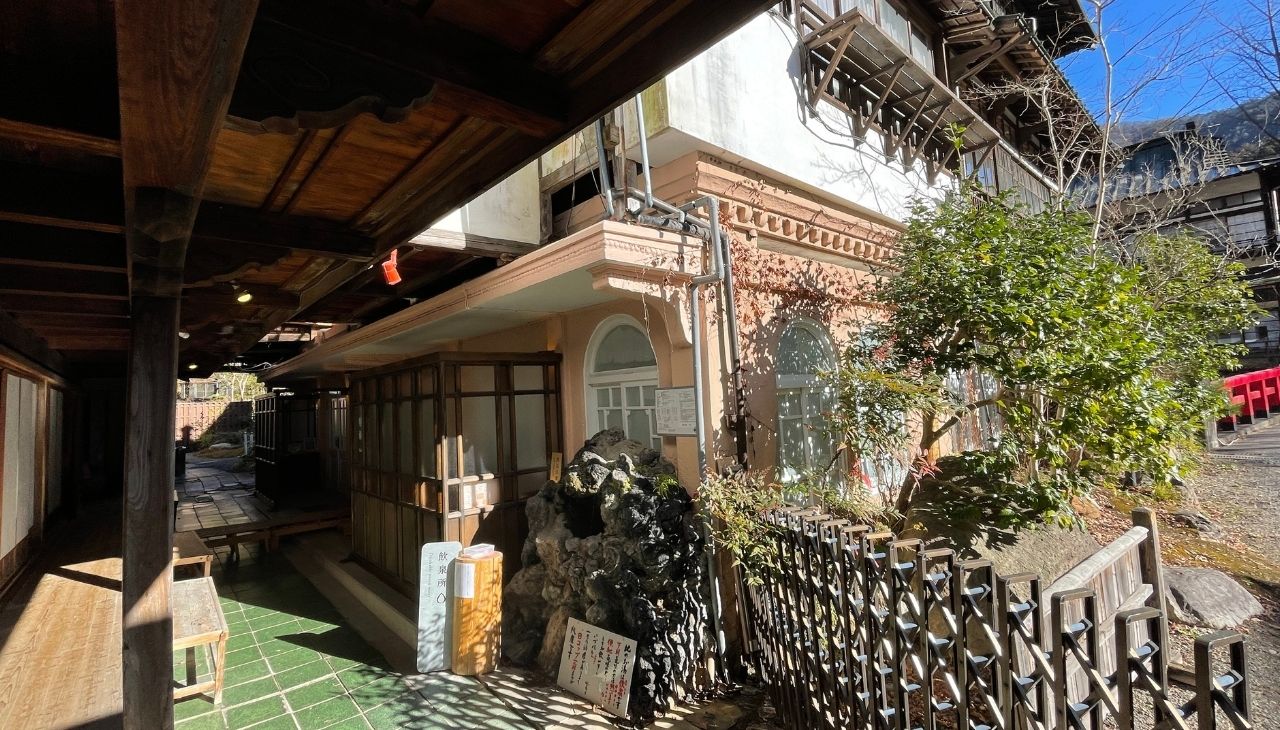 積善館の飲泉所