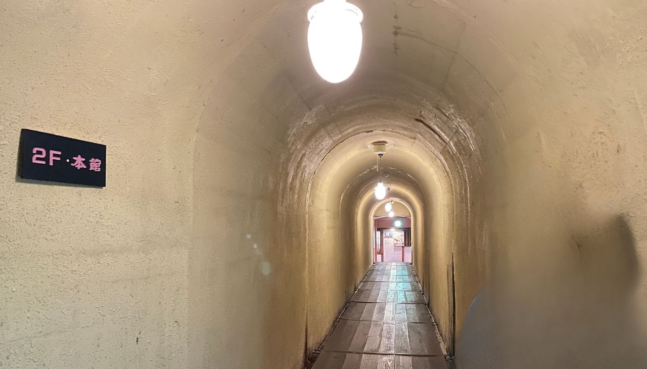 迷路のような積善館館内の廊下