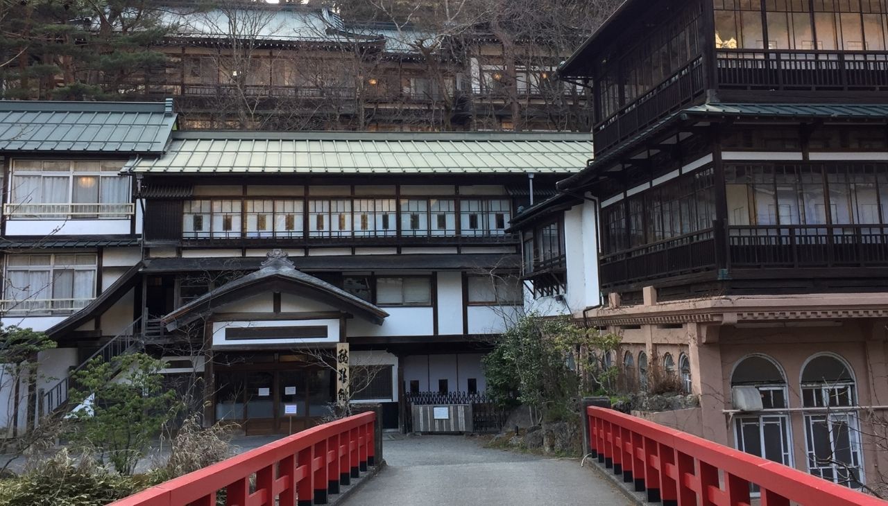 慶雲橋と積善館本館